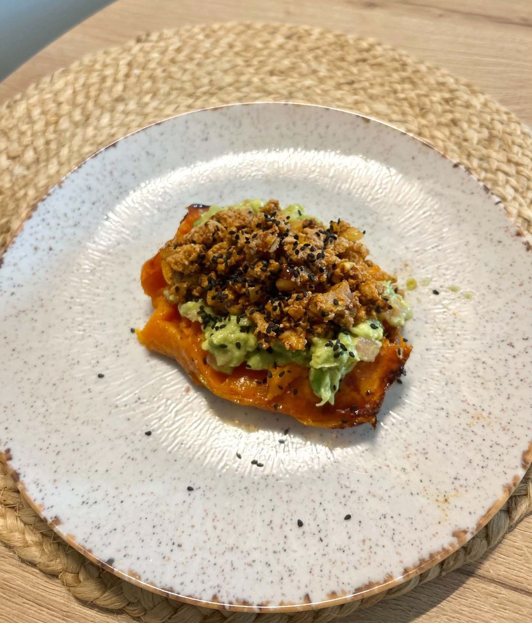 Batat z guacamole i indykiem
