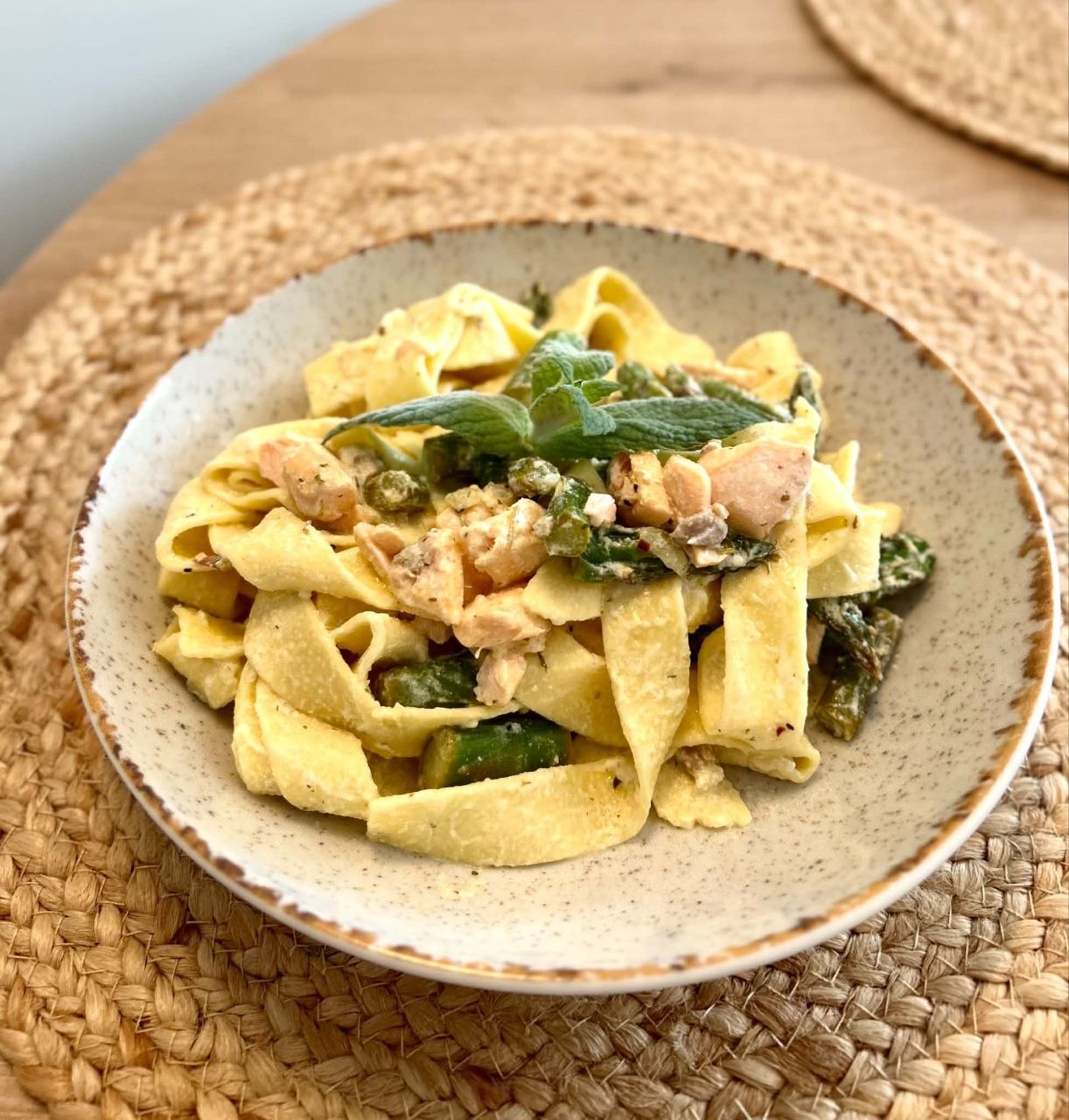 Tagliatelle z łososiem i szparagami